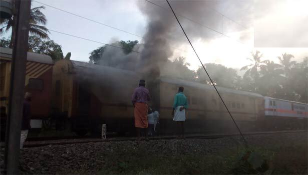 எக்ஸ்பிரஸ் ரெயிலின் சரக்கு பெட்டியில் தீப்பிடித்ததால் பரபரப்பு ஏற்பட்டது!