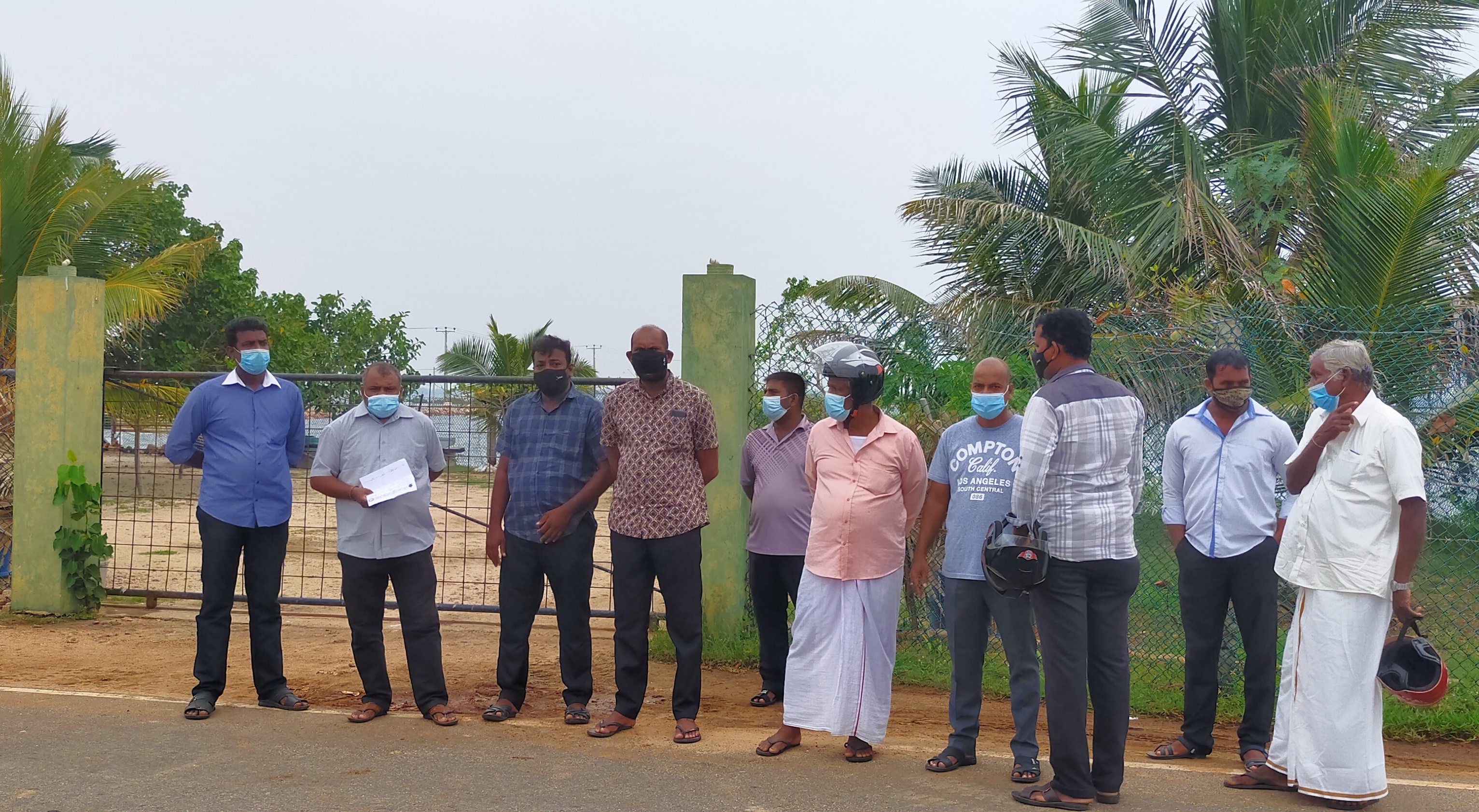 கடற்படையிடமிருந்து காணியை பெற்றுத்தர கோரி மனித உரிமை ஆணைக்குழுவில் மக்கள் முறைப்பாடு