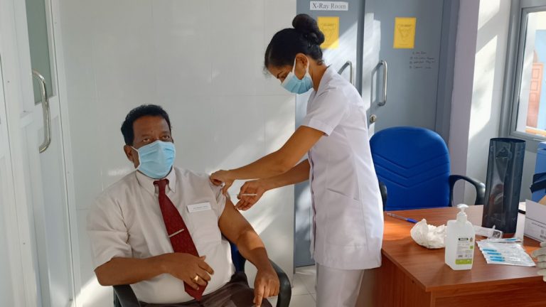 சுகாதார துறையினருக்கு இன்றையதினம் (30) கொவிட்-19 தடுப்பூசி போடப்பட்டது!