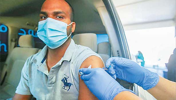 காரில் இருந்தவாறே கொரோனா தடுப்பூசி போட்டுக்கொள்ளும் புதிய வசதியை அபுதாபி சுகாதாரத்துறை ஏற்பாடு செய்துள்ளது!