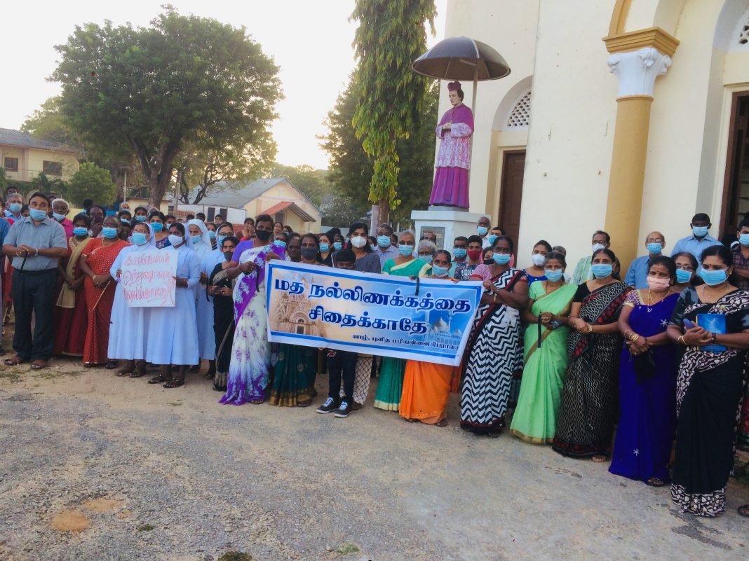 இரணைதீவில் அடக்கம் செய்வதற்கான தீர்மானத்தை அரசு கைவிடவேண்டும் யாழில் கவனயீர்ப்புப் போராட்டம்!