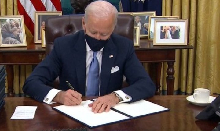 ரூ.1 லட்சம் கொரோனா நிதி - மசோதாவில் கையெழுத்திட்டார் ஜோ பைடன்