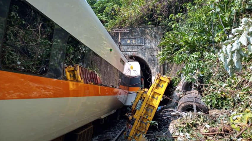 தாய்வானில் தாய்டங் நோக்கி சென்றுகொண்டிருந்த ரயில் விபத்து; 36 பேர் உயிரிழப்பு!