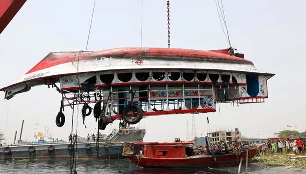 சரக்கு கப்பல் மோதி, பயணிகள் கப்பல் ஆற்றில் கவிழ்ந்தது - 27 பேர் பலி