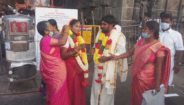 கோவில்களில் திருமணத்தை நடத்த முடியாமல் திணறல் - கோவில் முன்பே தாலி கட்டிய ஜோடி!