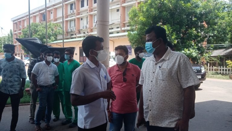 வவுனியா வைத்தியசாலை தாதியர் மற்றும் சிற்றூழியர்களுக்கு தீர்வினை பெற்றுதருவதாக திலீபன் எம்பி உறுதி...