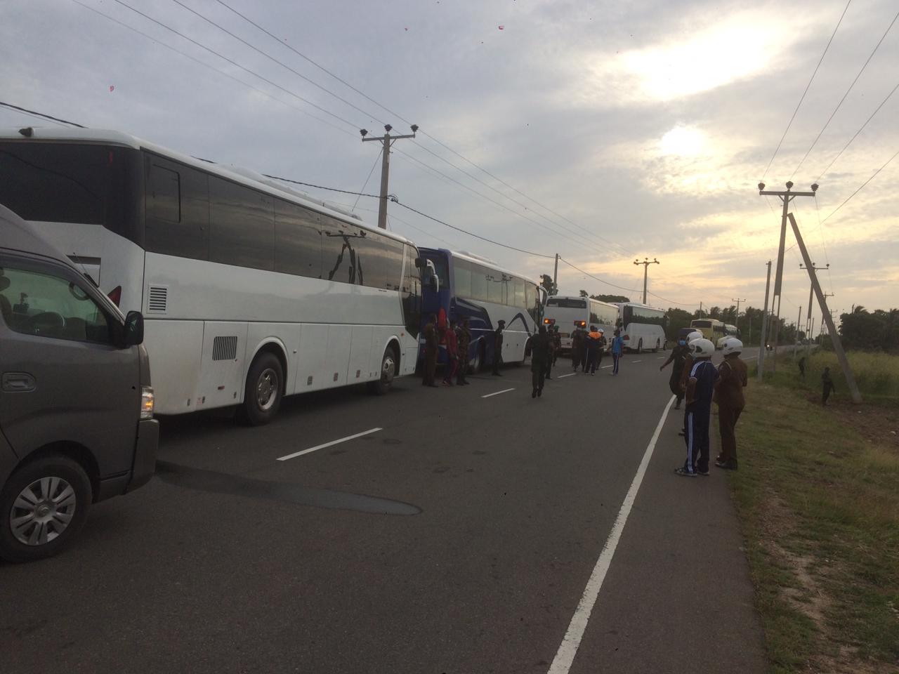 கோவிட்-19 நோய்த்தொற்றாளர்களை ஏற்றி வந்த பேருந்து மோதியதில் ஒருவர் உயிரிழப்பு!