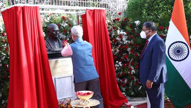 குவைத் தூதரகத்தில் உள்ள மகாத்மா காந்தி சிலைக்கு மரியாதை செலுத்தினார் ஜெய்சங்கர்!