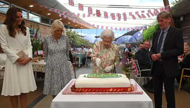 வாளால் கேக் வெட்டிய இங்கிலாந்து ராணி எலிசபெத்!