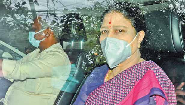 மதுசூதனனின் உடல்நலம் விசாரிக்க ஒரே நேரத்தில் வந்த எடப்பாடி பழனிசாமி, சசிகலா!