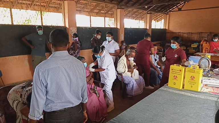 தடுப்பூசி ஏற்றும் நடவடிக்கை சுகாதார பிரிவினர் மற்றும் இராணுவத்தின் ஏற்பாட்டில் முன்னெடுக்கப்பட்டு நடைபெற்று வருகின்றது!