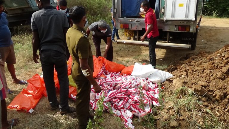 தகுதியற்ற 2000 கிலோ இறைச்சி எரித்தழிப்பு - வவுனியா தெற்கு பொது சுகாதார பரிசோதகர்கள்