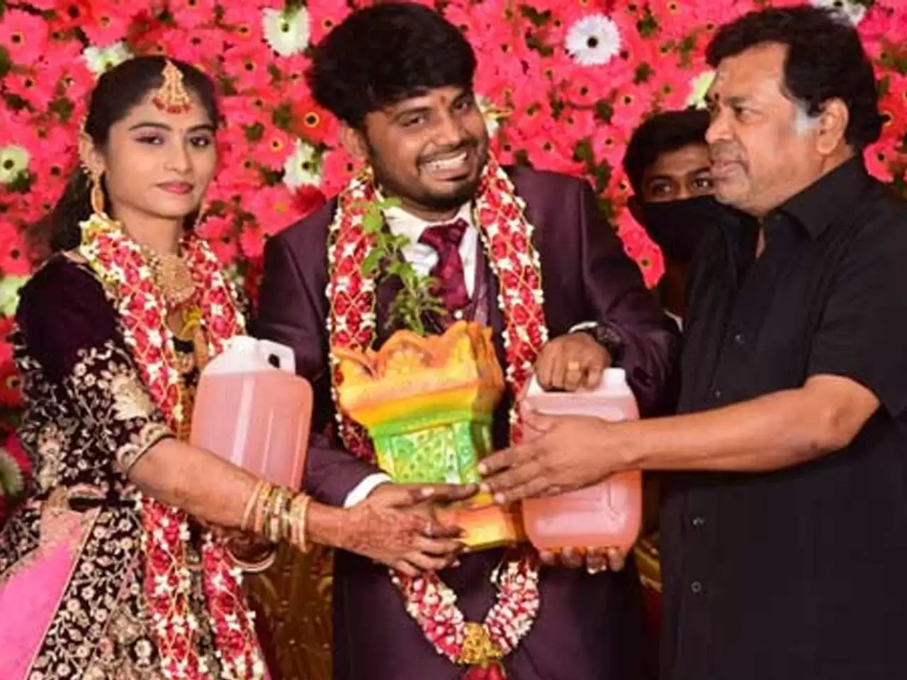 மணமக்களுக்கு பெட்ரோலை பரிசாக அளித்த மயில்சாமி! வைரலாகும் புகைப்படங்கள்!