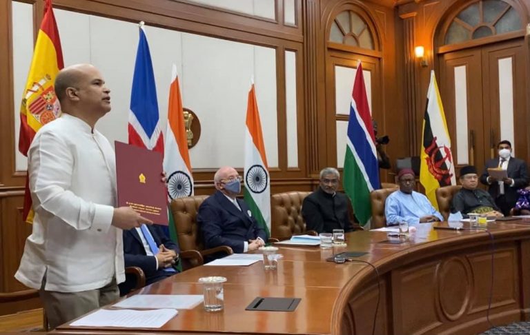 இந்திய ஜனாதிபதியிடம் நற்சான்றுப் பத்திரத்தைக் கையளித்தார் மொறகொட!...