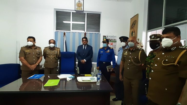 யாழ் காவல்துறை நிலையத்திற்கு விஜயம் செய்த வடமாகாண ஆளுநர்!