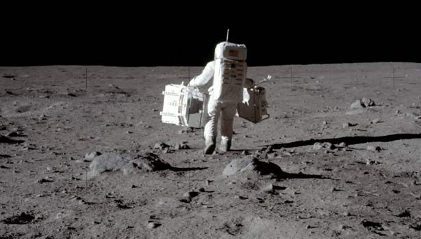 நிலவுக்கு மனிதனை அனுப்பும் திட்டம் தள்ளிவைப்பு -நாசா