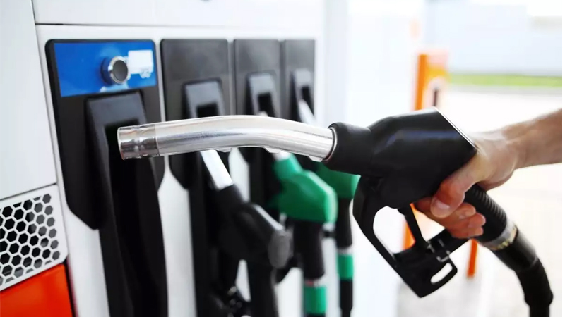 திடீரென நள்ளிரவு முதல் அதிகரிக்கப்பட்ட எரிபொருளின் விலை....