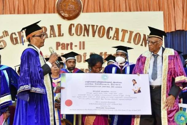 யாழ்.பல்கலைக்கழக பட்டமளிப்பு விழாவில் நெஞ்சை நெகிழ வைத்த தருணம்!