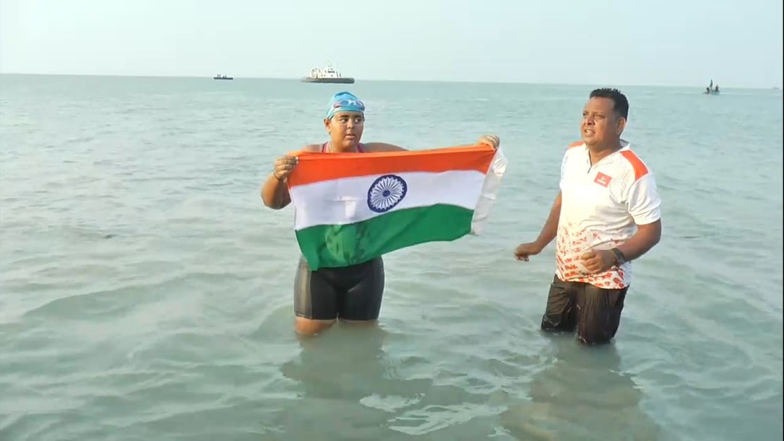 பாக்கு நீரிணையை நீந்தி கடந்து சாதனை படைத்த மாற்று திறனாளியான சிறுமி