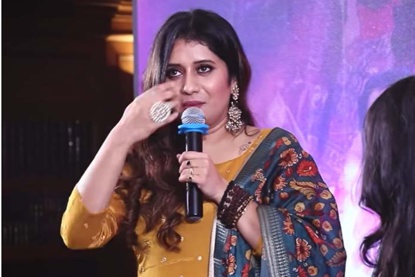 அப்பாவை நினைத்து மேடையில் கலங்கிய பிரியங்கா.