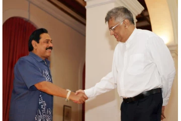 பிரதமர் - ரணிலின் திடீர் சந்திப்பு : இடத்தை மாற்றிய மகிந்த