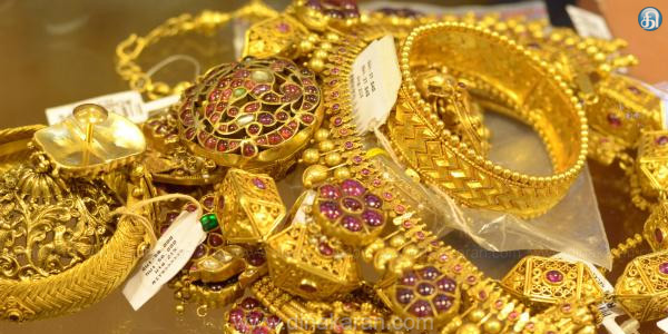 உலக அளவில் தங்கத்தின் விலை மேலும் சரிந்துள்ளது