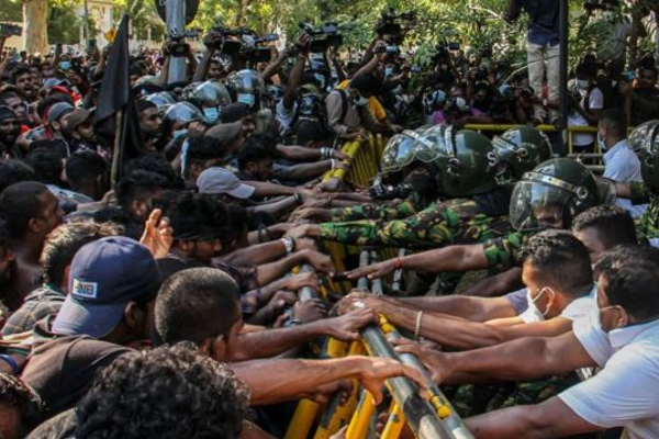 போராட்டக்காரர்களைத் தாக்கி விரட்டியடிக்கத் தயாராகும் அரச தரப்பு!