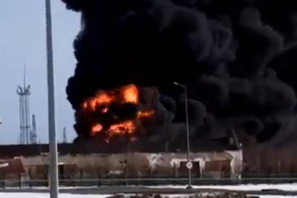 ஏவுகணை தாக்கியதில் கொளுந்துவிட்டு எரியும் உக்ரைன் எண்ணெய் கிடங்கு!