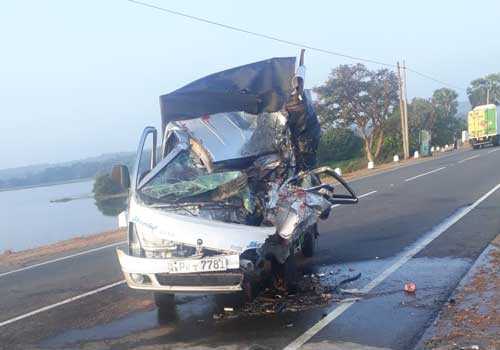 கிளிநொச்சி புளியம்பொக்கனை பகுதியில் விபத்து; இருவர் காயம்!