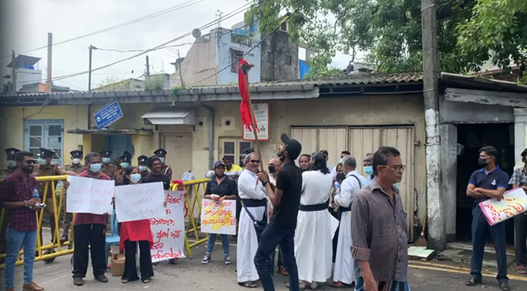 தேசபந்து தென்னக்கோனை கைது செய்யக்கோரி போராட்டம்!