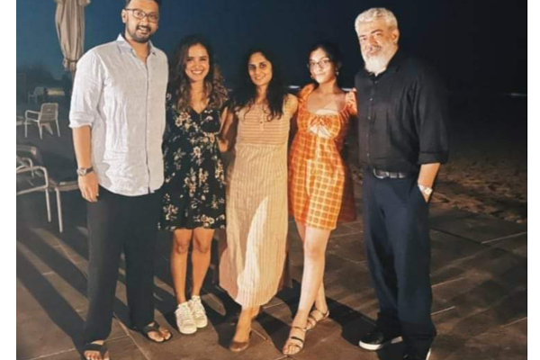 ஷாலினியின் மகளா இது? தோலுக்கு மேல் வளர்ந்து ஹீரோயின் போல ஜொலிக்கும் அரிய புகைப்படம்!