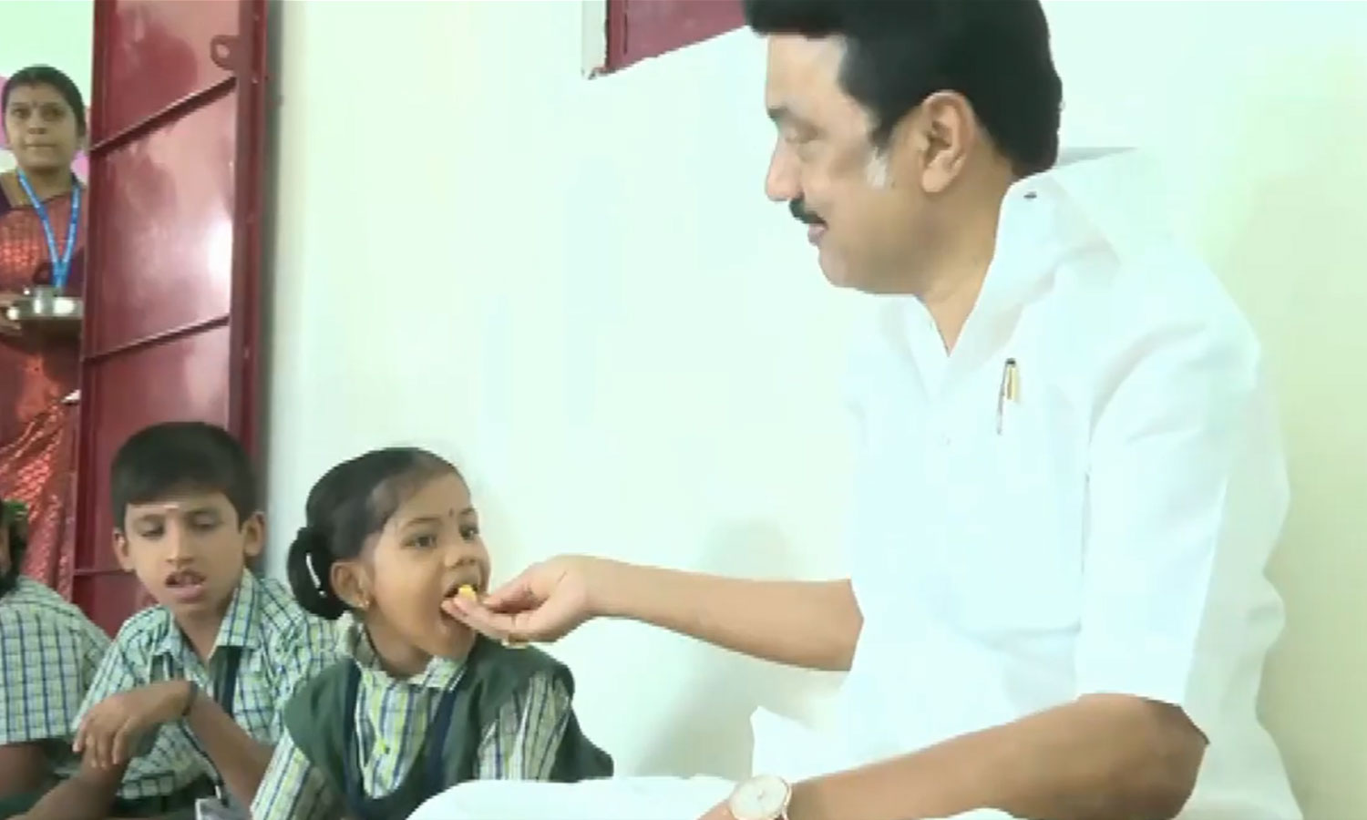  மாணவர்களுக்கு காலை சிற்றுண்டி திட்டம் ஆரம்பித்துவைத்தார்- முதல்வர் மு.க.ஸ்டாலின்