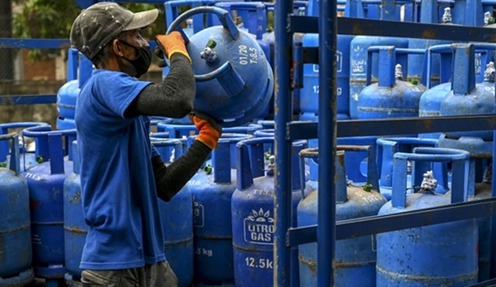 டொலரை செலுத்தியவர்களுக்கு மட்டுமே சிலிண்டர் விநியோகம்!