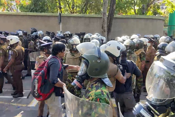 கொழும்பில் தற்போது மேற்கொள்ளப்பட்டு வரும் பாரிய போராட்டத்தால் பதற்ற நிலை!