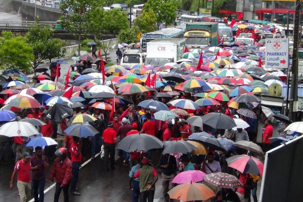 சம்பள உயர்வைக்கோரி தலவாக்கலையில் பாரிய போராட்டம்!