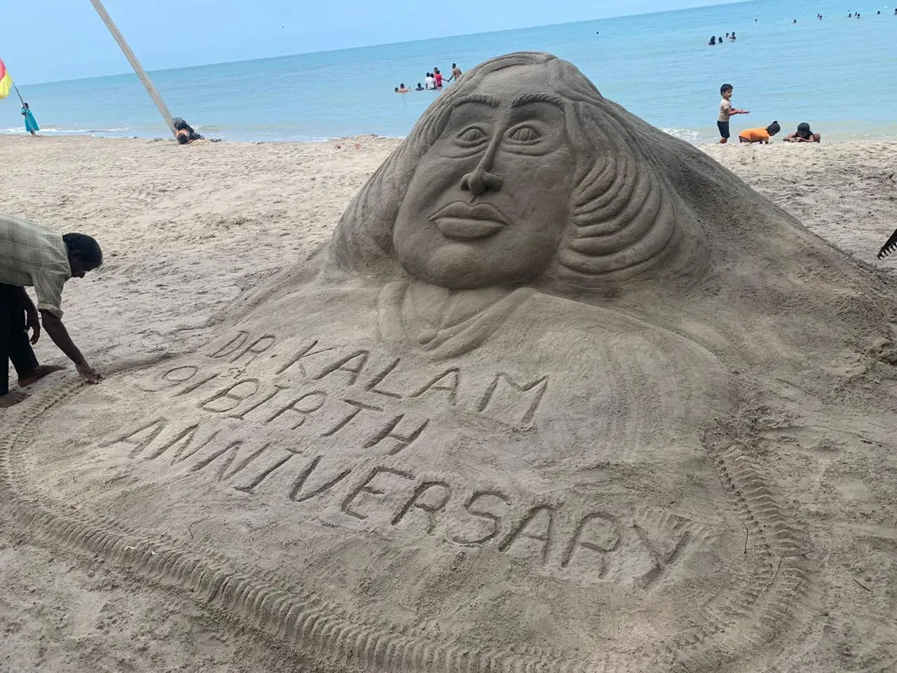 கசூரினா கடற்கரையில் முன்னாள் ஜனாதிபதி அப்துல் கலாமின் மணல் சிற்பம் உருவாக்கம்!