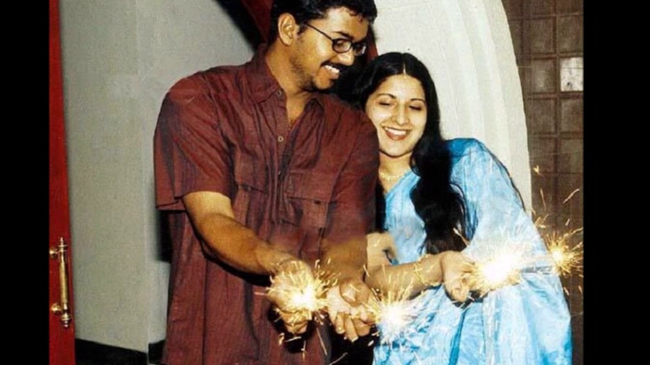 மனைவியுடன் தீபாவளி கொண்டாடிய விஜய்.. வெளிவந்த புகைப்படம்....