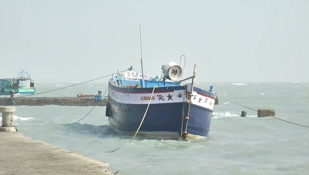 மண்டபம் வடக்கு கடல் பகுதியில் கடல் சீற்றம் படகுகளை பாதுகாக்கும் பணியில் தொழிலாளர்கள்!..