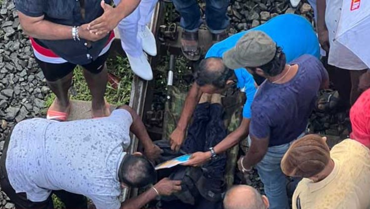 தொலைபேசியில் பேசிக்கொண்டு சென்ற மாணவன் ரயிலுடன் மோதி மரணம்